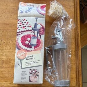 Wilton Gray Dessert Decorator